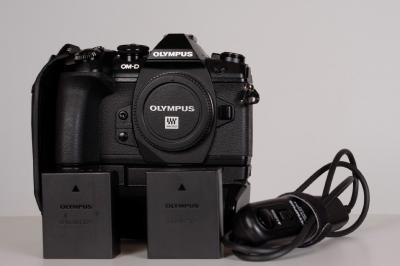 OLYMPUS EM1 MARK II + GRIP