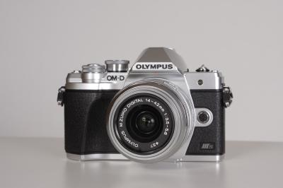 OLYMPUS EM10 III S + 14-42 mm II R